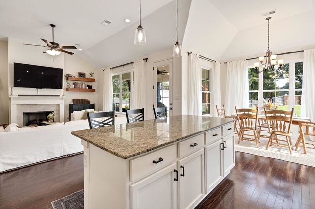 60 LAUREL GLEN DR, Oakland, TN 38060