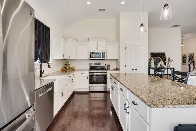 60 LAUREL GLEN DR, Oakland, TN 38060