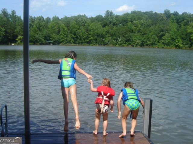 402 Boaters Row, Fair Play, SC 29643