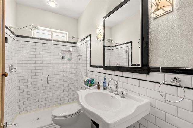 7428 Doe Avenue, Las Vegas, NV 89117