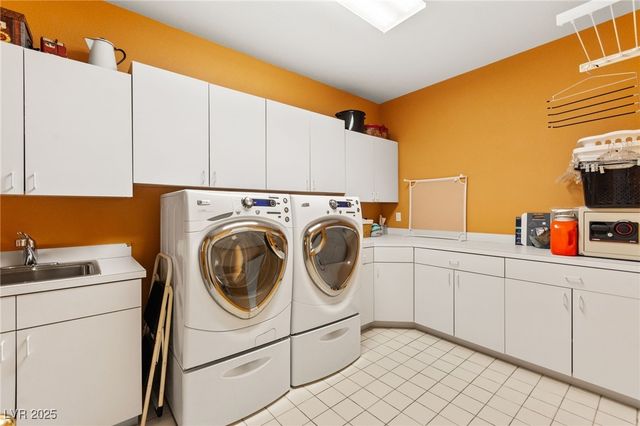 7428 Doe Avenue, Las Vegas, NV 89117