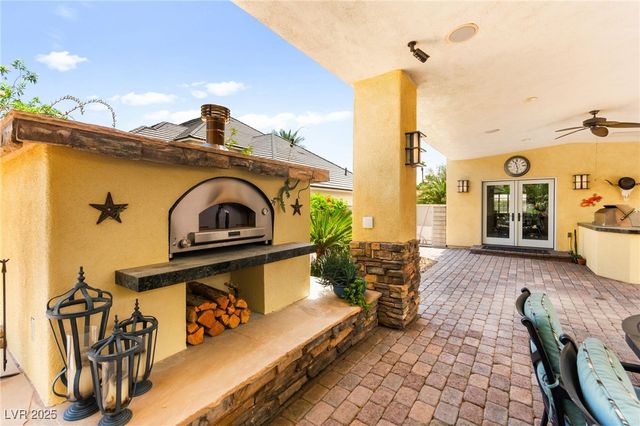 7428 Doe Avenue, Las Vegas, NV 89117