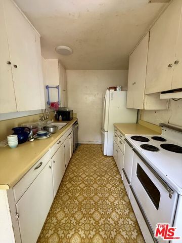 5390 Village, Los Angeles, CA 90016
