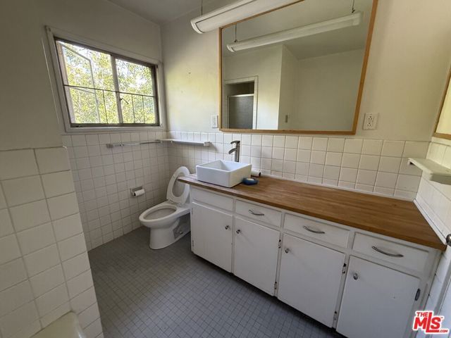 5390 Village, Los Angeles, CA 90016