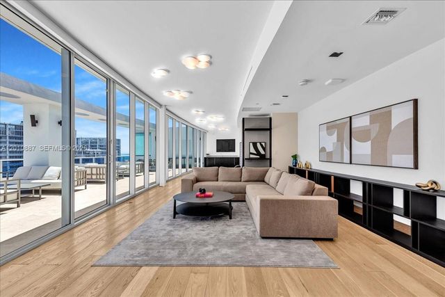 200 Biscayne Boulevard Way PH 5401, Miami, FL 33131