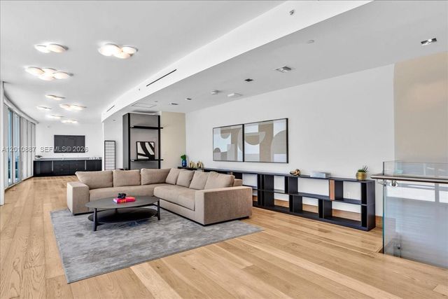 200 Biscayne Boulevard Way PH 5401, Miami, FL 33131