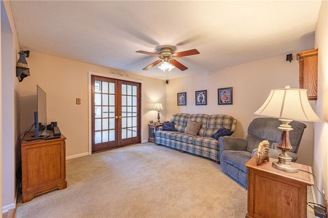 39 Forest Glen Dr, North Fayette, PA 15126