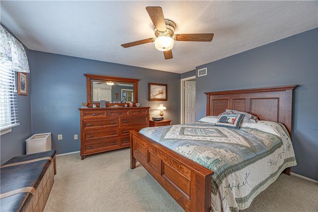 39 Forest Glen Dr, North Fayette, PA 15126