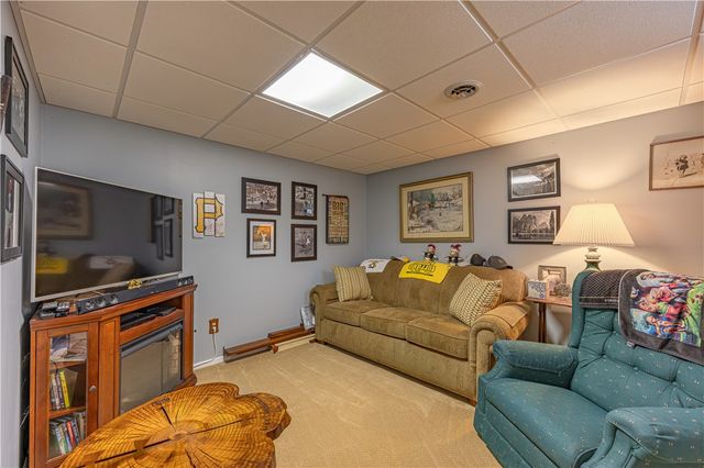39 Forest Glen Dr, North Fayette, PA 15126