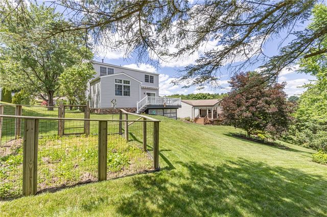 39 Forest Glen Dr, North Fayette, PA 15126