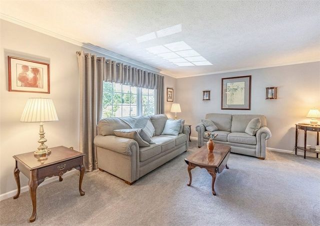 39 Forest Glen Dr, North Fayette, PA 15126