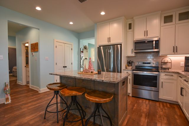 601 Mathew Street, Grandview, TX 76050