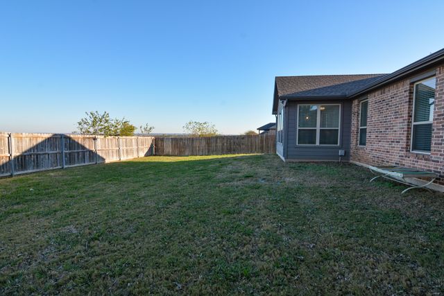 601 Mathew Street, Grandview, TX 76050