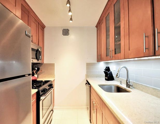 11818 Union Turnpike 6E, Kew Gardens, NY 11415