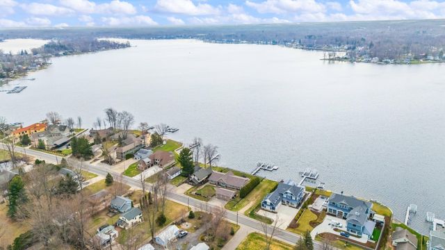 5363 Paw Paw Lake Road, Coloma, MI 49038