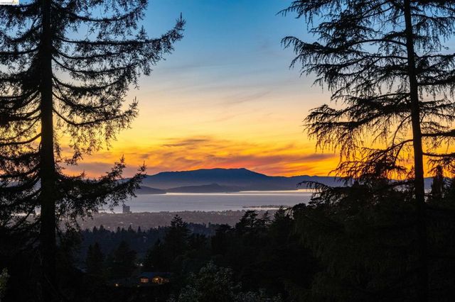 6611 Ascot Dr, Oakland, CA 94611