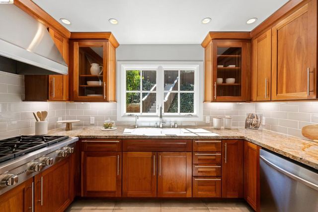 6611 Ascot Dr, Oakland, CA 94611