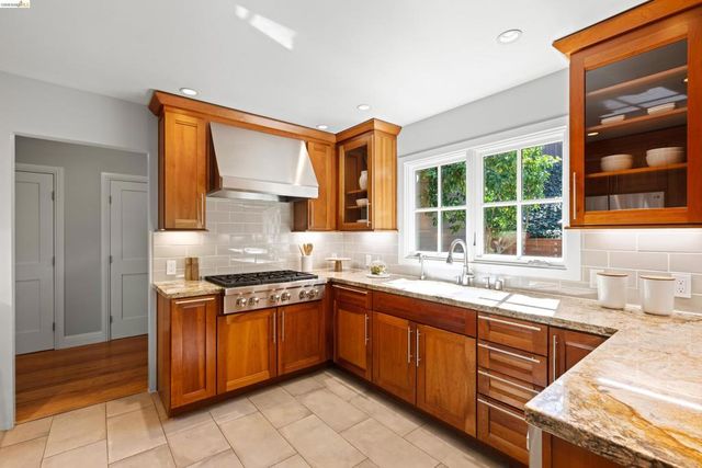 6611 Ascot Dr, Oakland, CA 94611