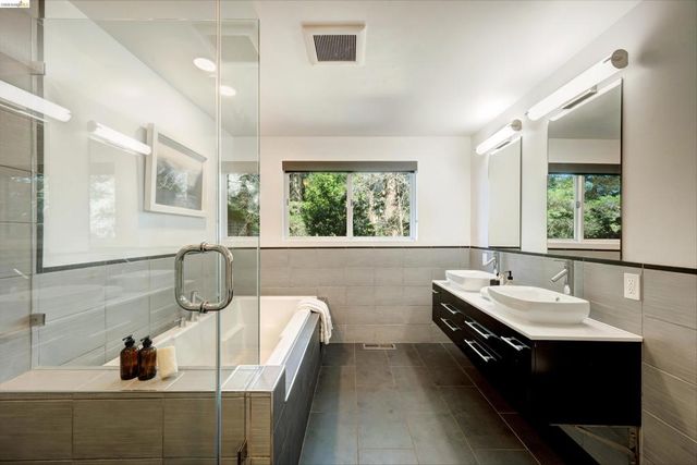 6611 Ascot Dr, Oakland, CA 94611