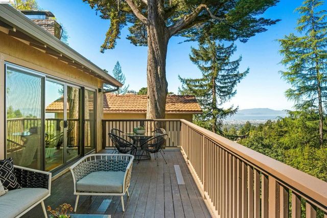 6611 Ascot Dr, Oakland, CA 94611