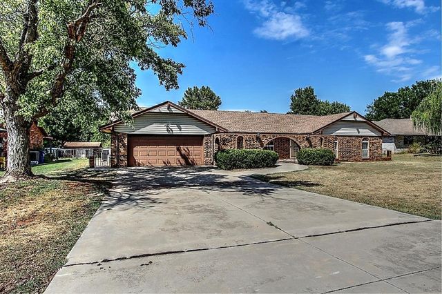 1823 W Rose Oak Drive, Mustang, OK 73064