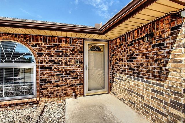1823 W Rose Oak Drive, Mustang, OK 73064