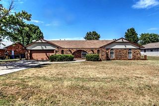 1823 W Rose Oak Drive, Mustang, OK 73064