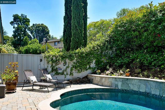 2 Kulani Ln, Pleasant Hill, CA 94523
