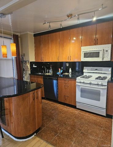 105-15 66 Avenue 3F, Forest Hills, NY 11375