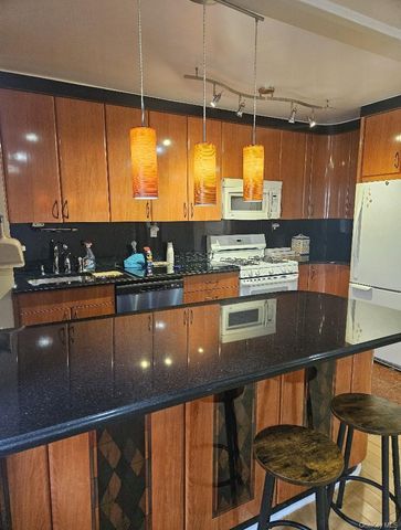 105-15 66 Avenue 3F, Forest Hills, NY 11375