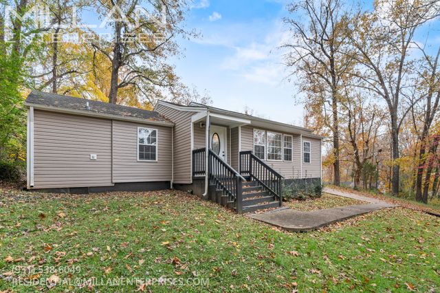 702 Woodlawn Dr, Clarksville, TN 37040