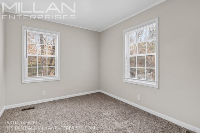 702 Woodlawn Dr, Clarksville, TN 37040