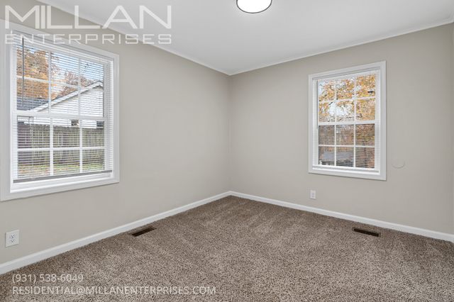 702 Woodlawn Dr, Clarksville, TN 37040