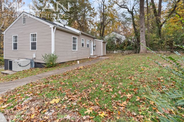 702 Woodlawn Dr, Clarksville, TN 37040