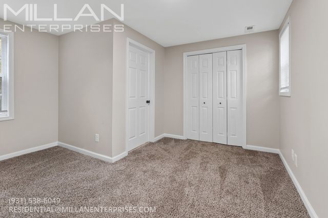 702 Woodlawn Dr, Clarksville, TN 37040