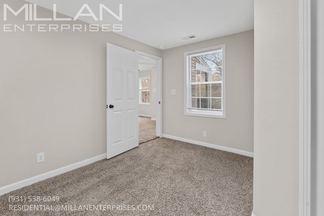 702 Woodlawn Dr, Clarksville, TN 37040