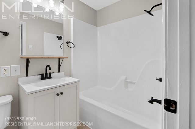 702 Woodlawn Dr, Clarksville, TN 37040