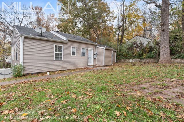 702 Woodlawn Dr, Clarksville, TN 37040