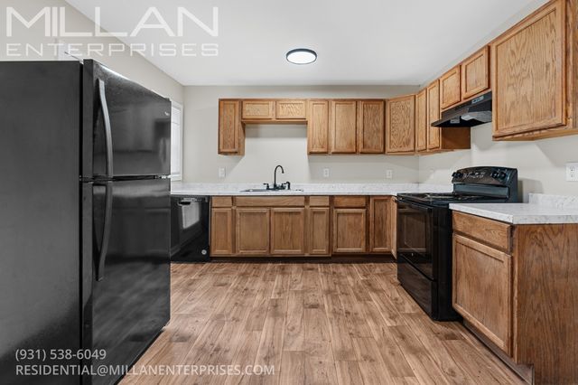 702 Woodlawn Dr, Clarksville, TN 37040