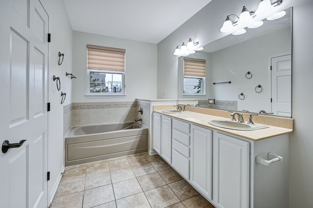 1339 Scarboro Road 605, Schaumburg, IL 60193