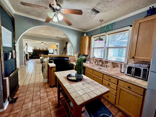 802 Hudgins ST, Smithville, TX 78957