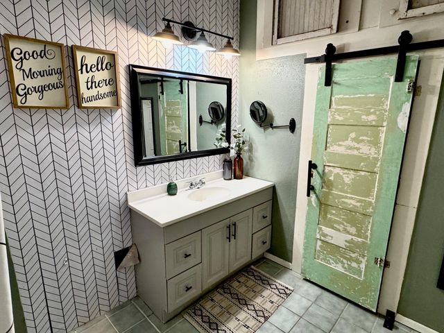 802 Hudgins ST, Smithville, TX 78957