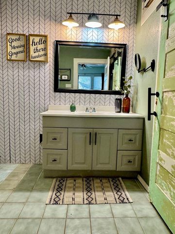 802 Hudgins ST, Smithville, TX 78957