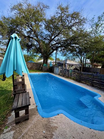 802 Hudgins ST, Smithville, TX 78957