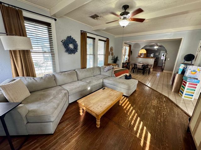 802 Hudgins ST, Smithville, TX 78957