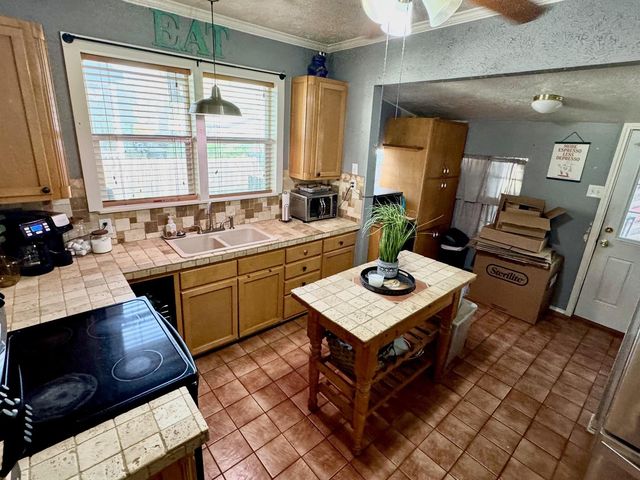 802 Hudgins ST, Smithville, TX 78957