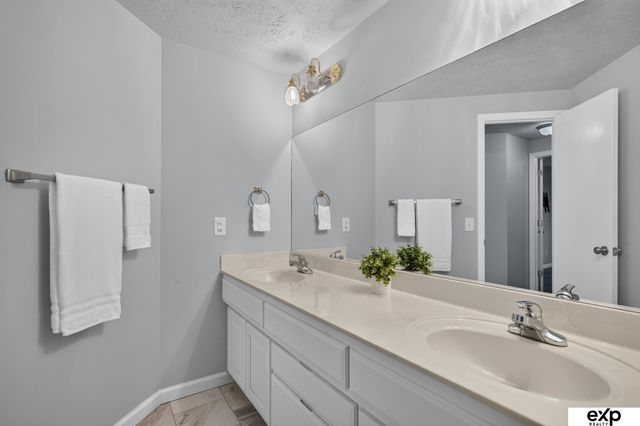 17403 Laquinta Circle, Omaha, NE 68136