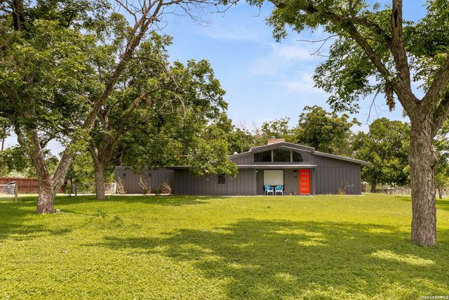 249 Signal Hill Rd, Seguin, TX 78155