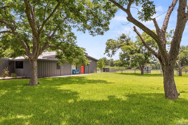249 Signal Hill Rd, Seguin, TX 78155