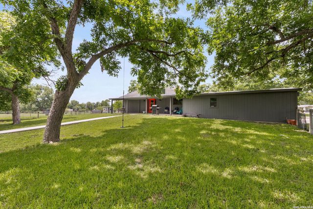 249 Signal Hill Rd, Seguin, TX 78155